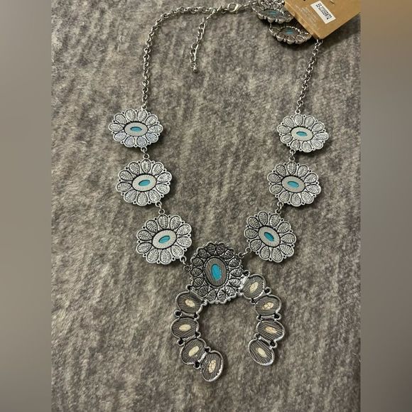 Turquoise and White CLAUDEN SQUASH BLOSSOM NECKLACE AND EARRING SET - Picture 7 of 8